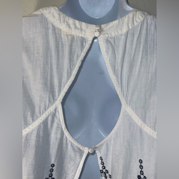 Embroidered White and Blue Sleeveless Top - Picture 4 of 9